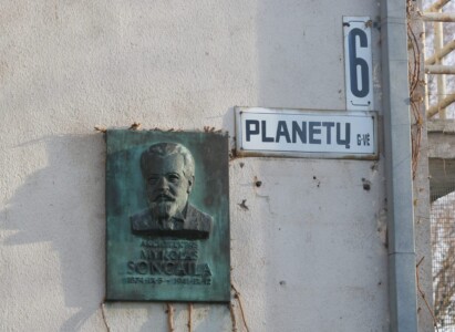 Atminimo lenta (Planetų g. 6). 2005 m.