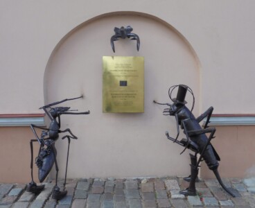 Atminimo lenta ir vabzdžių, animacinių filmų veikėjų, skulptūros (Rotušės a. 18). 2015 m.