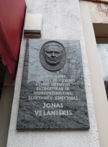 Atminimo lenta (S. Daukanto g. 14). 2016 m.