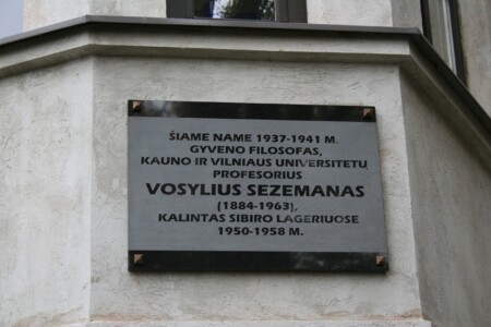 Atminimo lenta (V. Mykolaičio-Putino g. 13). 2011 m.