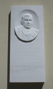Atminimo lenta (M. Valančiaus g. 6). 2011 m.