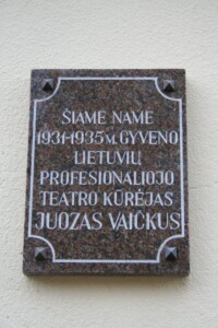 Atminimo lenta (Aukštaičių g. 19B). 2023 m.