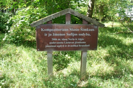 Atminimo lenta (Bitininku g. 45). 2023 m.