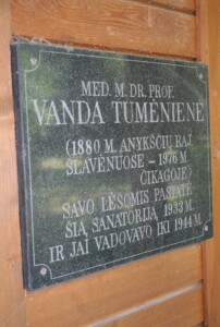 Atminimo lenta (Elnių g. 4). 2023 m.