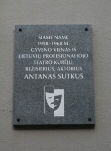 Atminimo lenta (S. Daukanto g. 13). 2023 m.