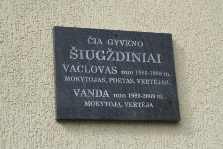 Atminimo lenta (Tulpių g. 10). 2023 m.