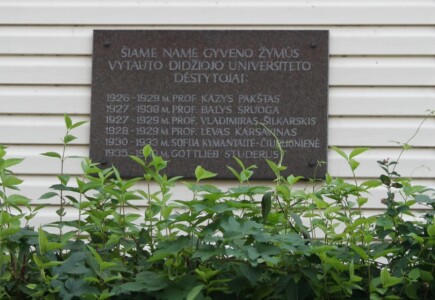 Atminimo lenta (Žemuogių g. 6). 2023 m.