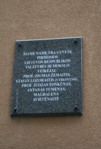 Grupinė atminimo lenta (V. Putvinskio g. 12). 2020 m.