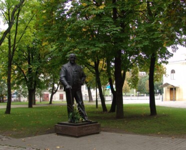 Paminklas Istorinės Lietuvos Respublikos Prezidentūros sodelyje (Vilniaus g. 33). 2004 m.
