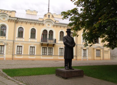 Paminklas Istorinės Lietuvos Respublikos prezidentūros kiemelyje (Vilniaus g. 33). 2004 m.