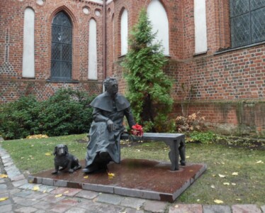 Paminklas prie Švč. Mergelės Marijos Ėmimo į dangų bažnyčios (Aleksoto g. 3). 2019 m.