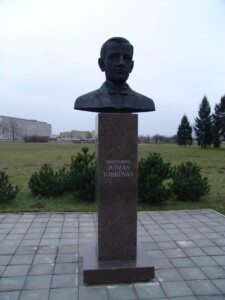 Paminklinis biustas Rektorių alėjoje (Studentų g. 11, Akademija, Kauno r.). 2004 m.