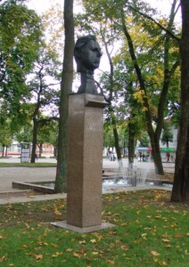 Paminklinis biustas prie Kauno valstybinio muzikinio teatro (Laisvės al. 91). 2004 m.