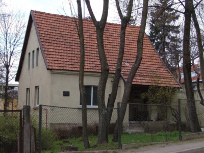 Atminimo lenta pažymėtas namas K. Būgos g. 27. 2005 m.