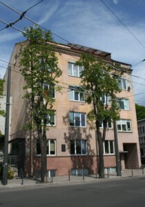 Atminimo lenta pažymėtas namas K. Donelaičio g. 14. 2022 m.