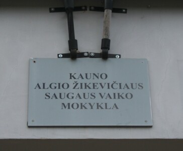 Kauno Algio Žikevičiaus saugaus vaiko mokyklos iškaba (Ašigalio g. 23). 2023 m.