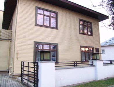 Atminimo lenta pažymėtas namas Perkūno al. 61. 2004 m.