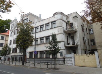 Atminimo lenta pažymėtas pastatas V. Putvinskio g. 68. 2021 m.