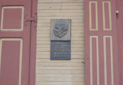 Atminimo lenta (J. Zikaro g. 3). 2005 m.