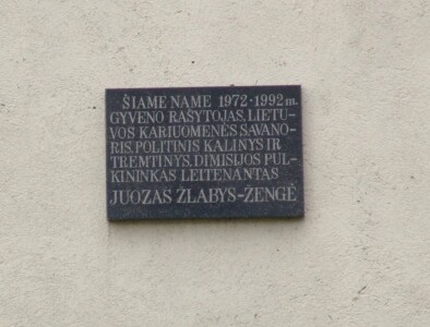 Atminimo lenta (K. Būgos g. 27). 2005 m.