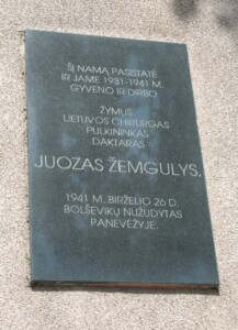 Atminimo lenta (K. Donelaičio g. 14). 2022 m.