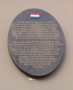 Atminimo lenta (Laisvės al. 42). 2004 m.
