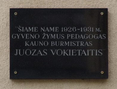 Atminimo lenta (M. Dobužinskio g. 3). 2005 m.