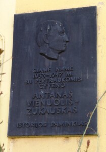 Atminimo lenta (P. Višinskio g. 8). 2005 m.