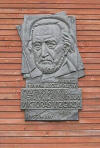 Atminimo lenta (Tulpių g. 4). 2005 m.