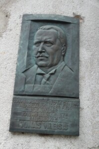 Atminimo lenta (V. Putvinskio g. 68). 2021 m.