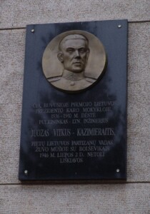 Atminimo lenta (Vaidoto g. 209). 2004 m.