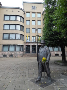 Paminklas priešais Kauno centrinį paštą (Laisvės al. 102). 2017 m.
