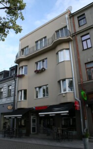 Atminimo lenta pažymėtas pastatas (Laisvės al. 48). 2023 m.