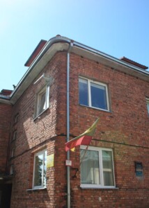 Atminimo lenta pažymėtas namas Vaistinės skg. 14. 2023 m.