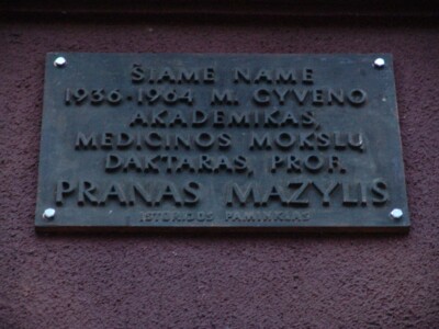 Atminimo lenta (V. Putvinskio g. 3). 2004 m.