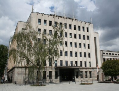 Atminimo lenta pažymėtas pastatas Laisvės al. 96. 2021 m.