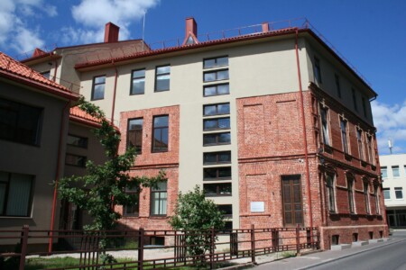 Atminimo lenta pažymėtas pastatas (J. Gruodžio g. 25). 2023 m.