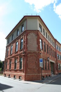 Ant pastato fasado (J. Gruodžio g. 25) dar išlikęs senasis užrašas, bylojantis, kad šiame pastate veikė I.E. Spektoriaus vardo vaikų našlaičių namai. 2023 m.