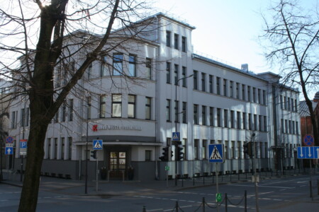 Atminimo lenta pažymėtas pastatas A. Mickevičiaus g. 4. 2025 m.