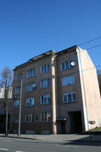 Atminimo lentomis pažymėtas namas K. Donelaičio g. 14. 2025 m.