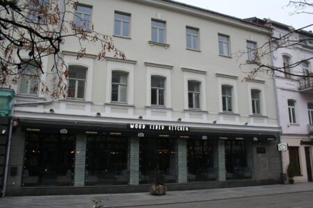 Atminimo lenta pažymėtas pastatas Laisvės al. 86. 2025 m.